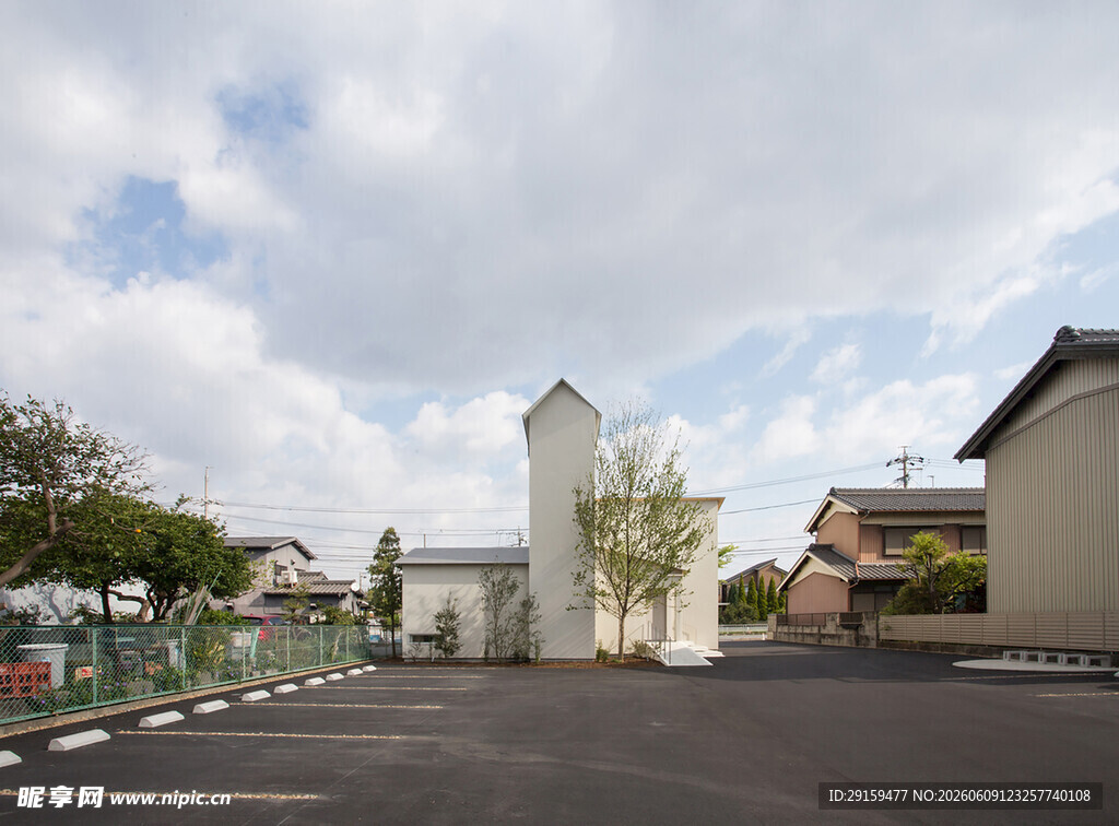 宁静街道旁的特色建筑
