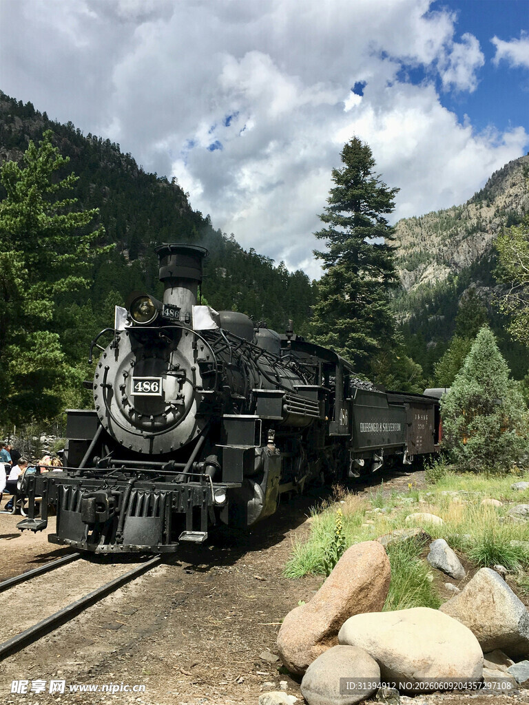 山间复古蒸汽火车行驶