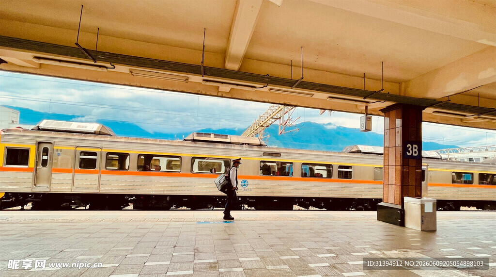 火车站台的等候场景