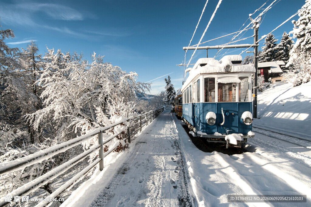 冬日雪景中的行驶列车