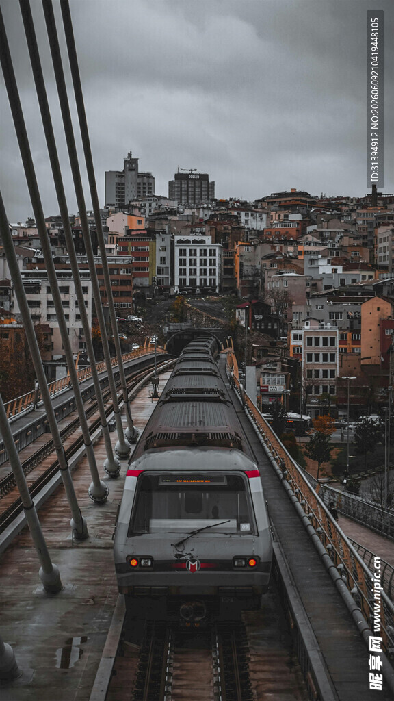 桥上行驶的车辆与城市景观