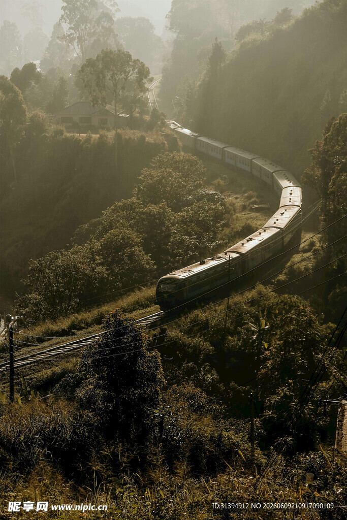 山间蜿蜒公路晨雾弥漫