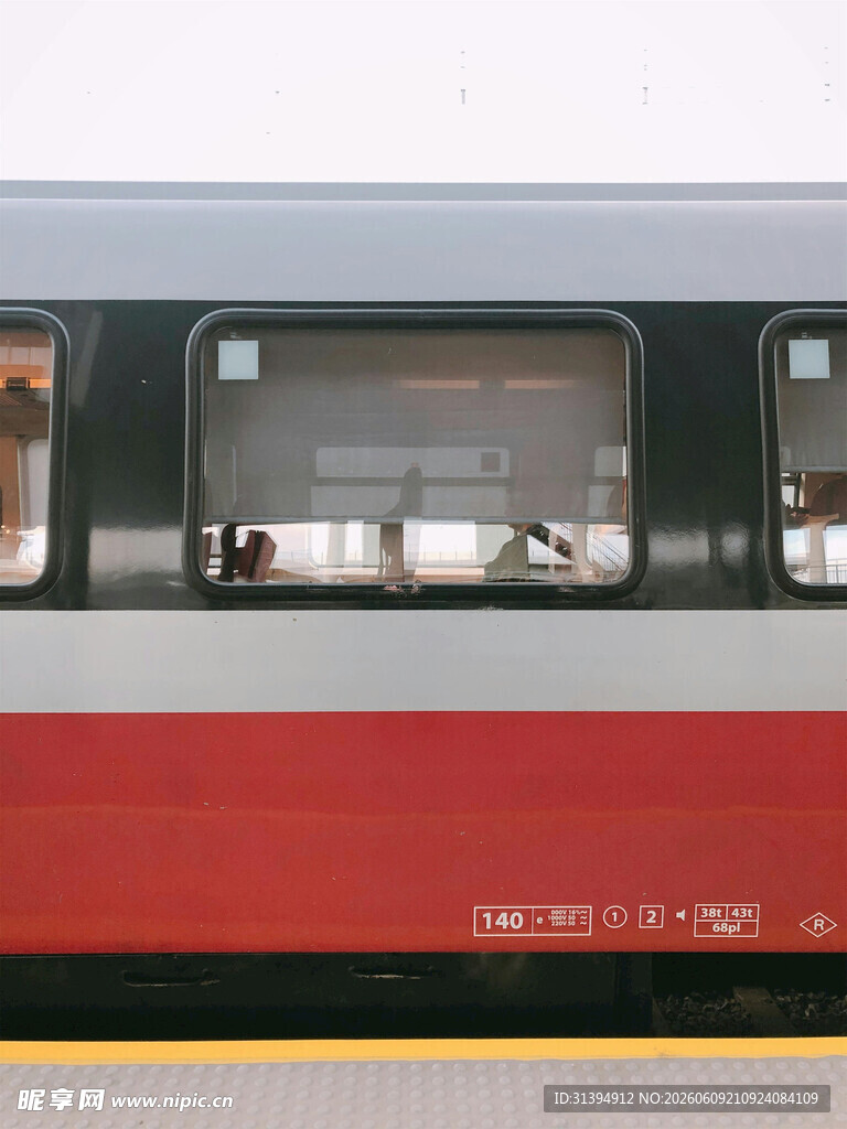火车车窗内的乘客景象