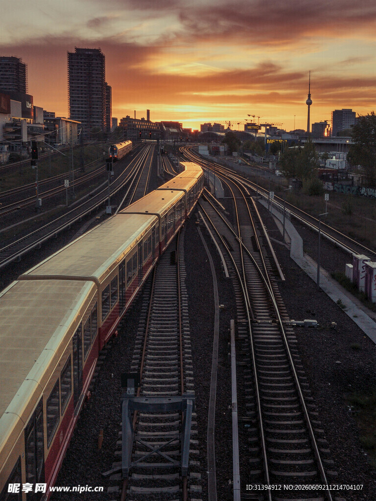 夕阳下的城市铁轨与列车