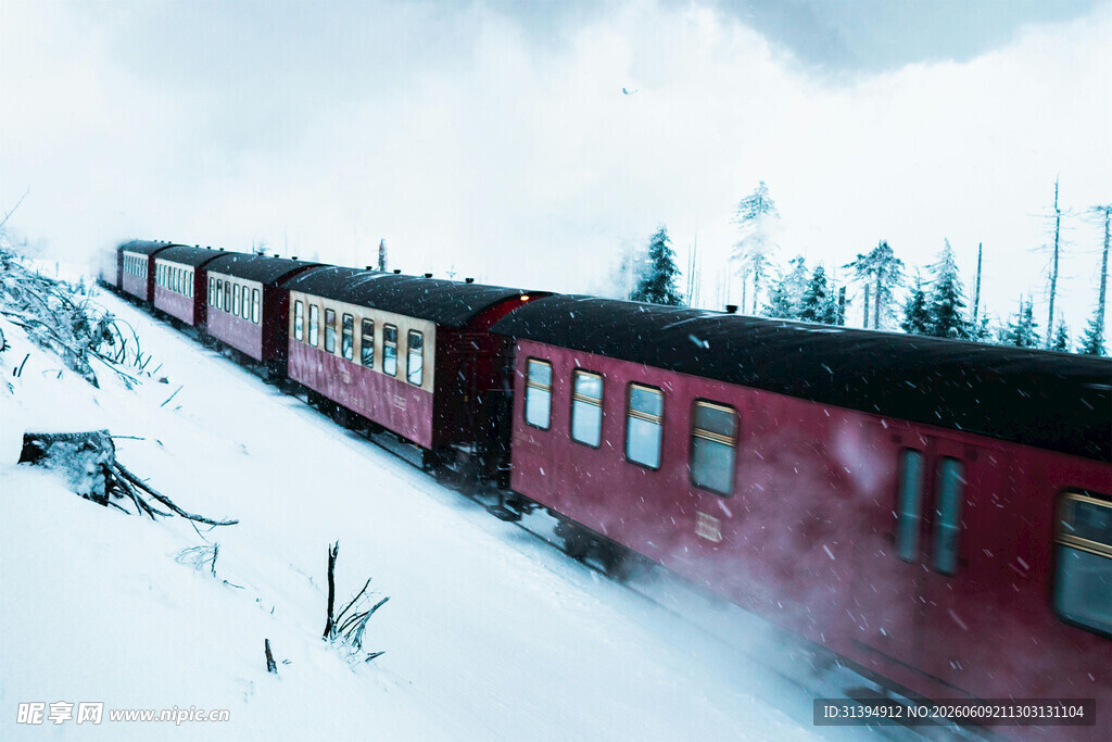雪地中行驶的复古红色列车