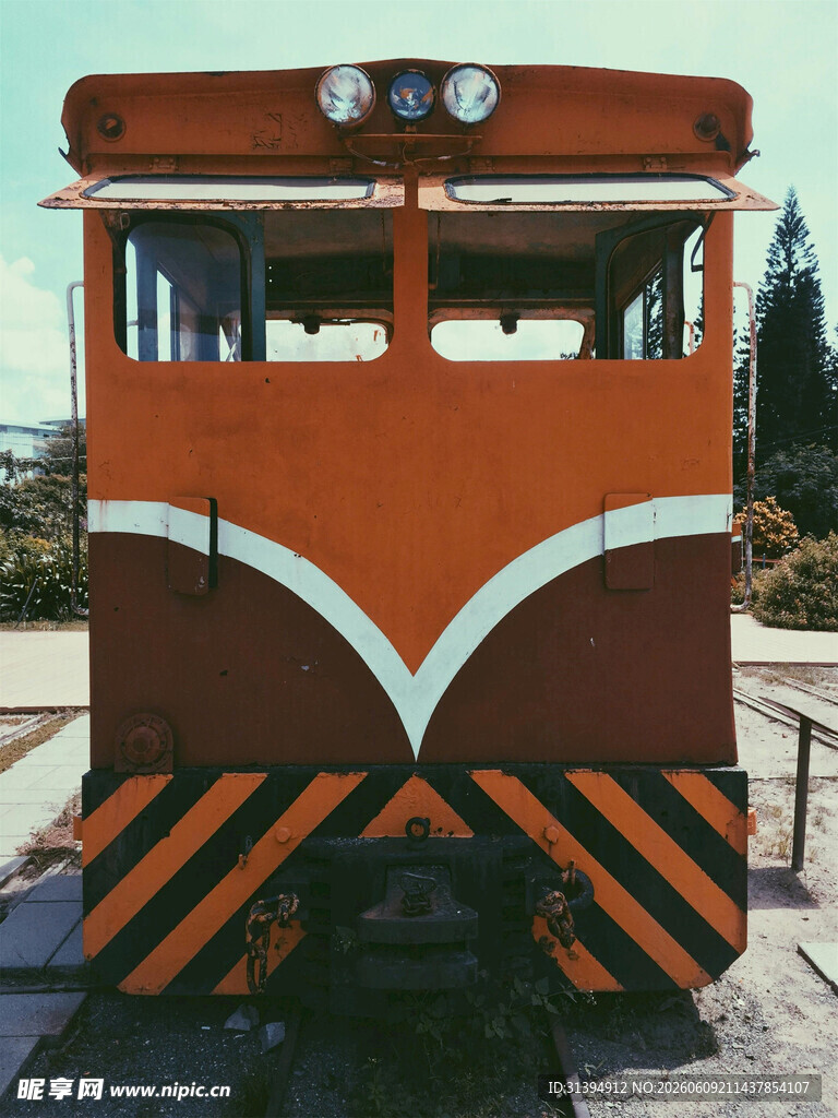 复古橙色火车头特写