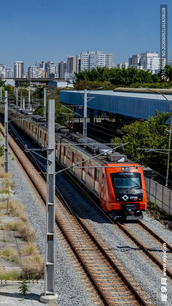 城市铁轨上行驶的橙色列车