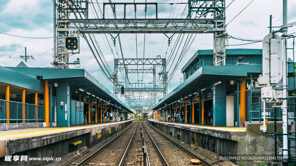 空旷的铁路站台场景
