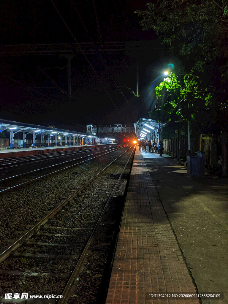 夜晚站台的列车光影轨迹