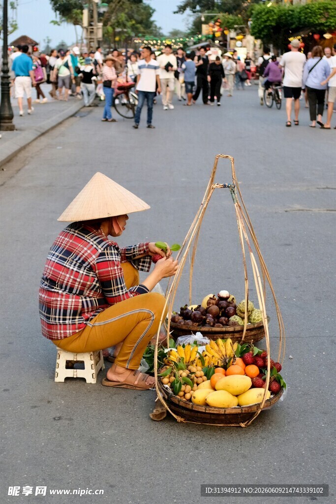 街头卖水果的摊贩