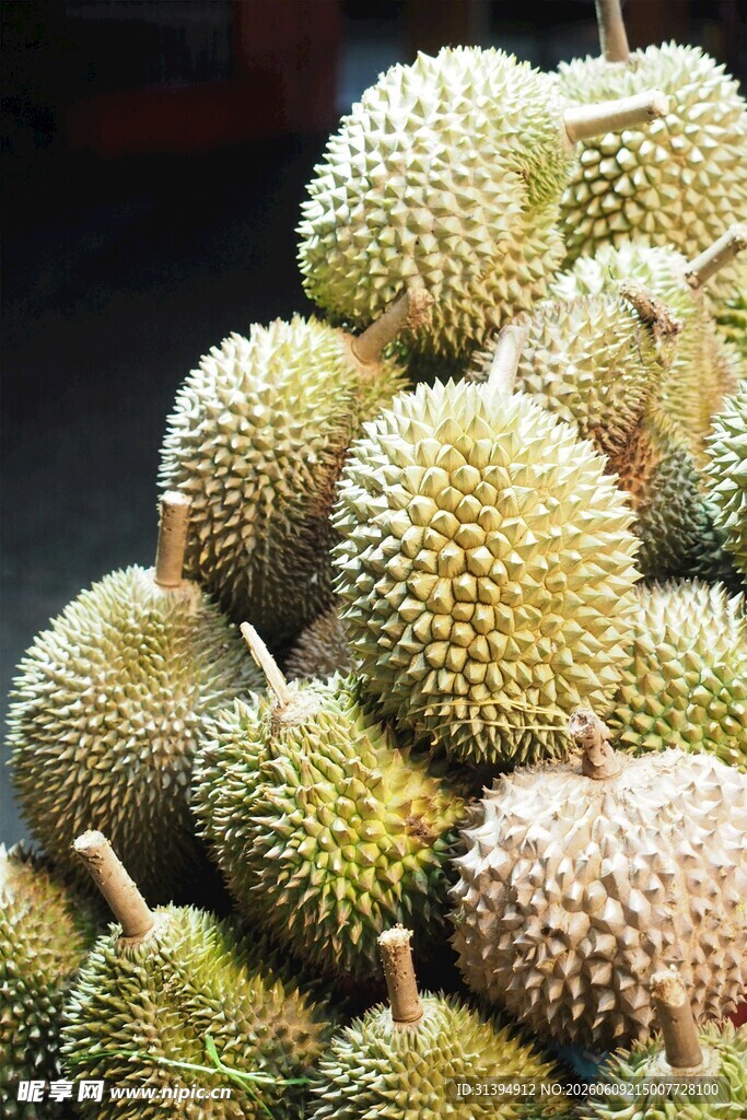 一堆新鲜的榴莲堆叠