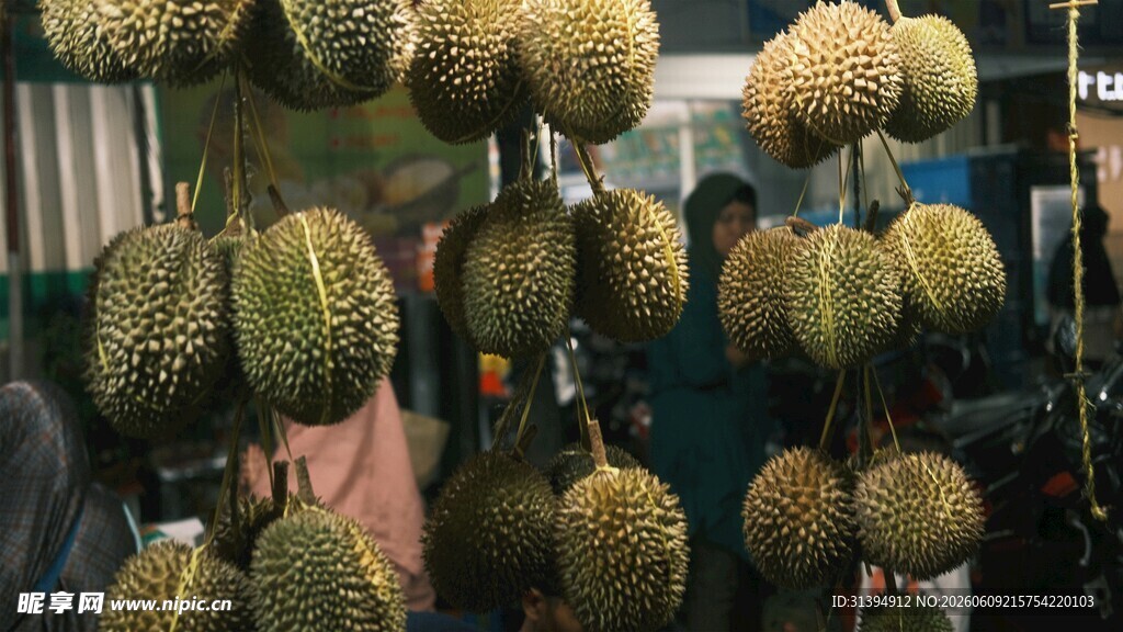 悬挂的新鲜榴莲