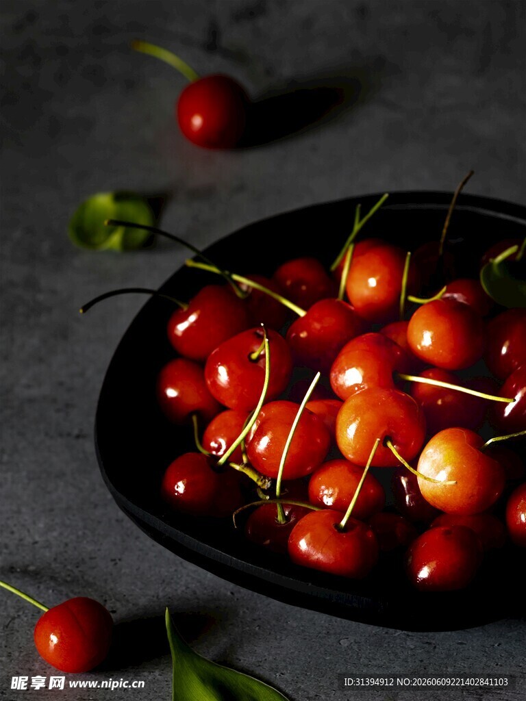黑盘盛放饱满鲜红樱桃