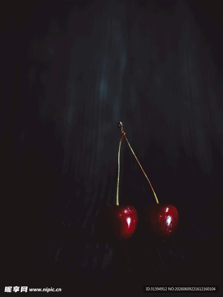 黑暗中的双颗鲜红樱桃