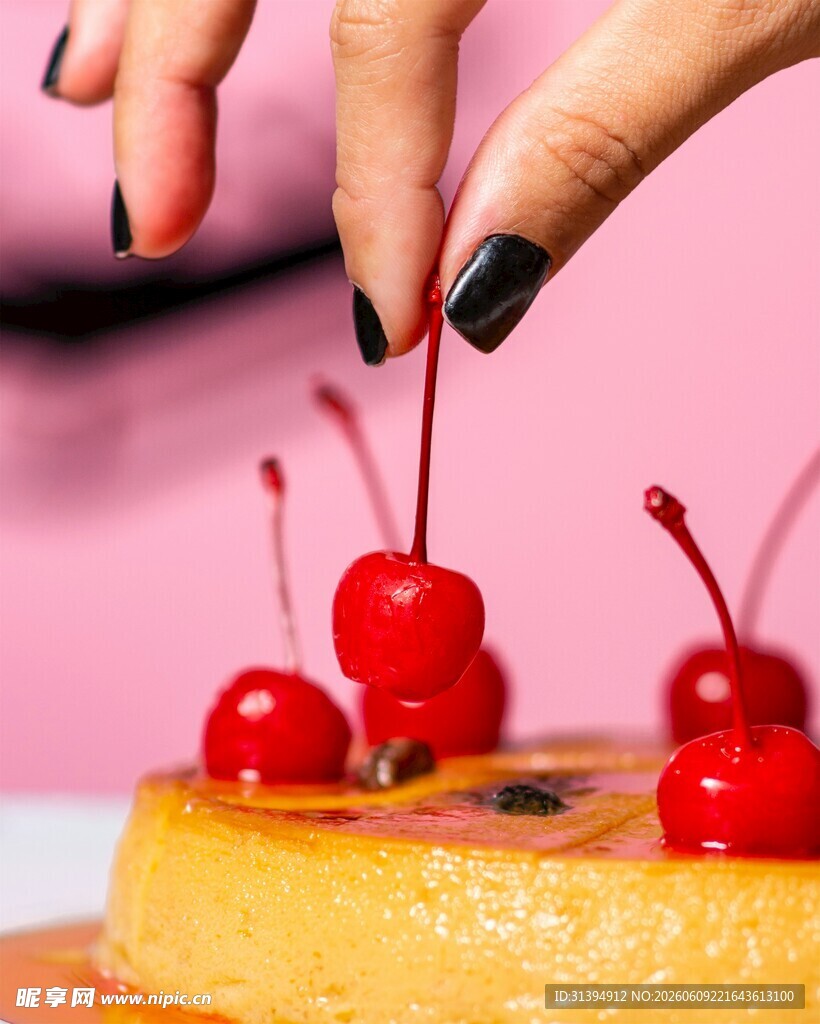 手饰樱桃装点美味蛋糕