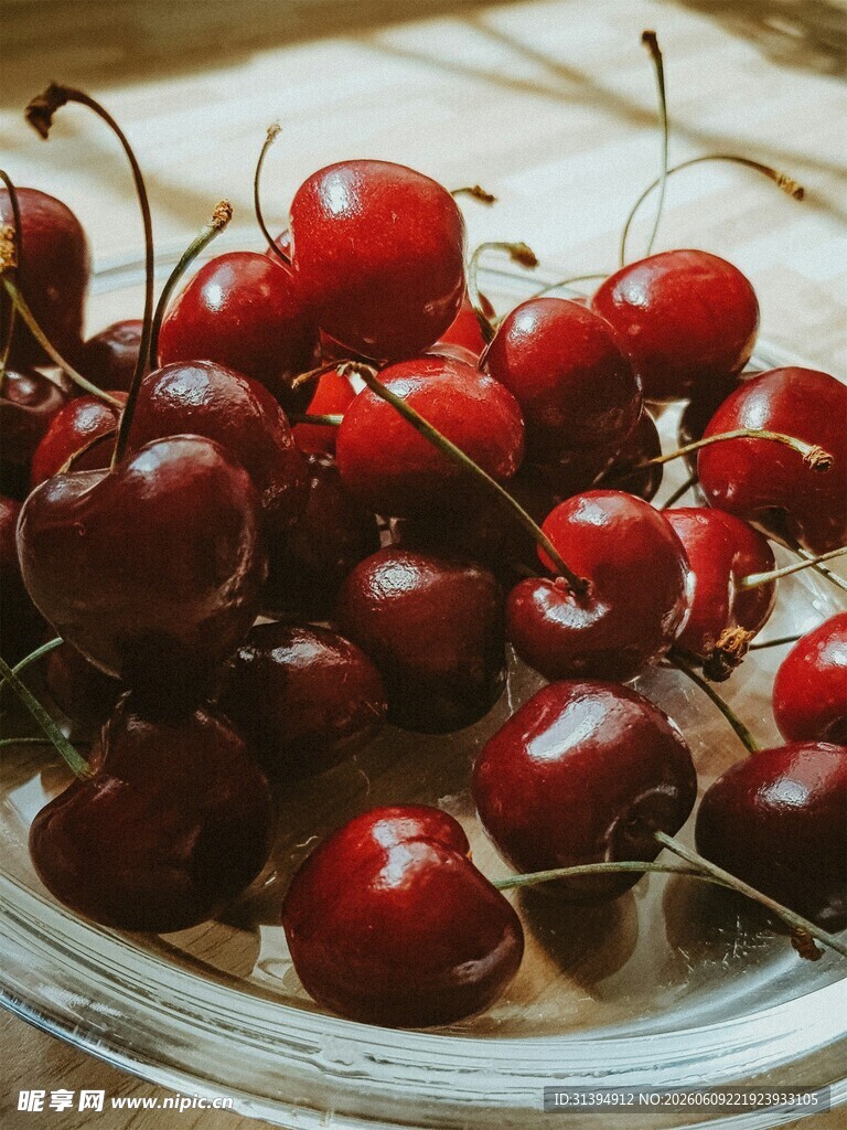 玻璃盘中鲜红饱满的樱桃