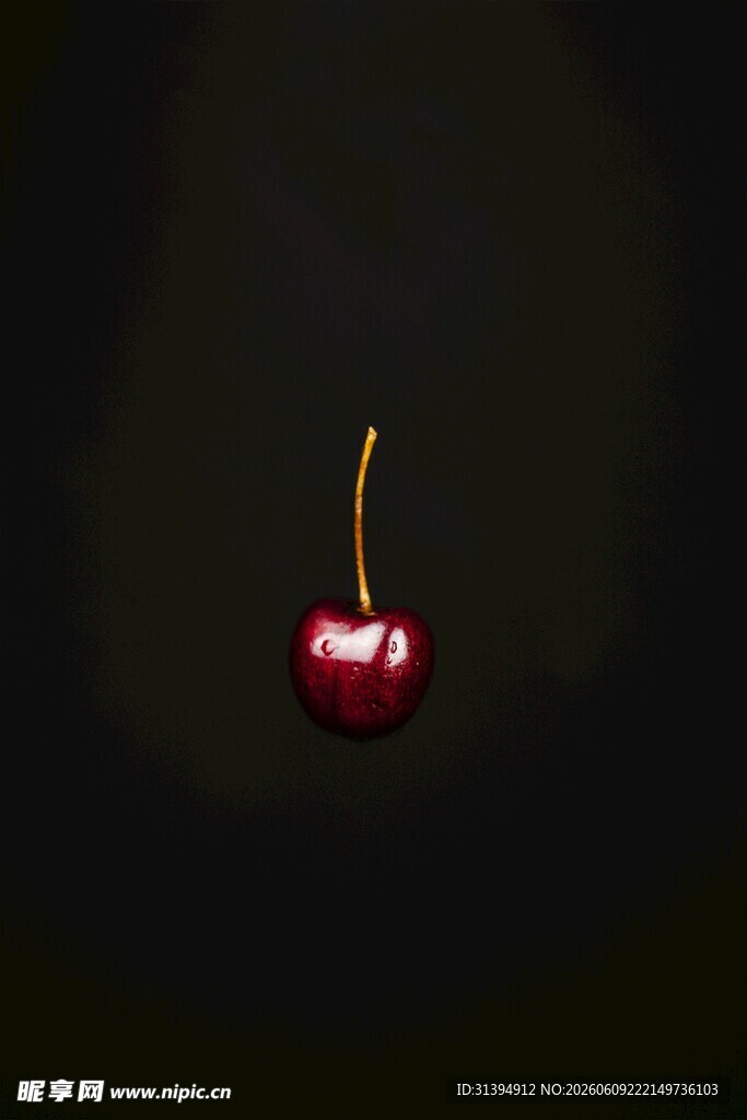 一颗鲜红樱桃独悬