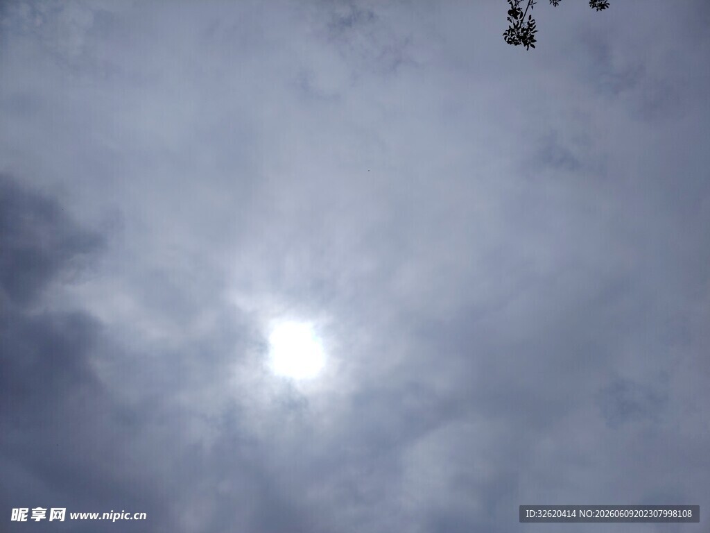 云层中透出的明亮太阳