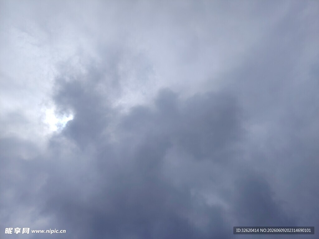 乌云蔽日的阴沉天空