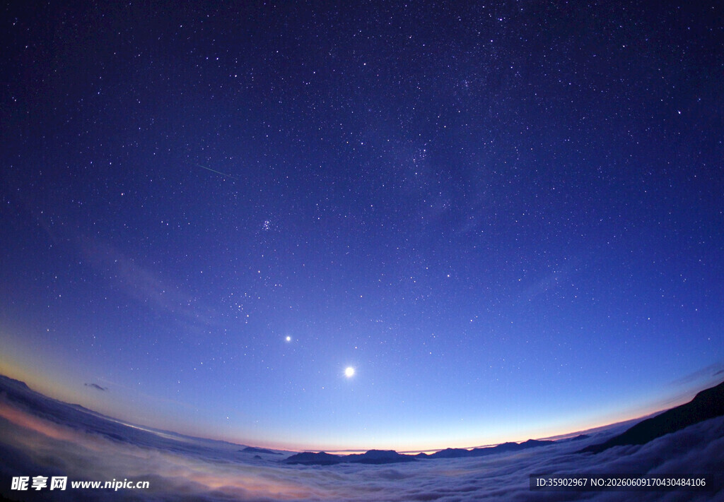 夜空下的璀璨星空美景