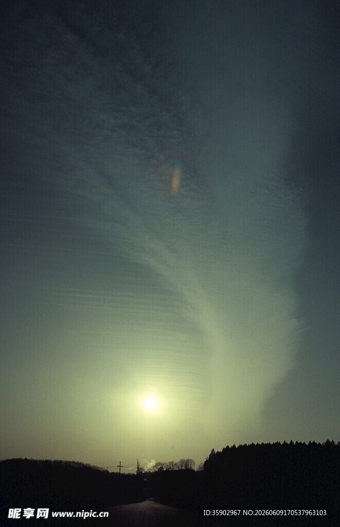夜空下的神秘光晕景观
