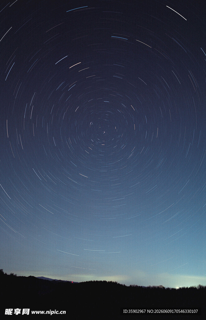 夜空星轨美景