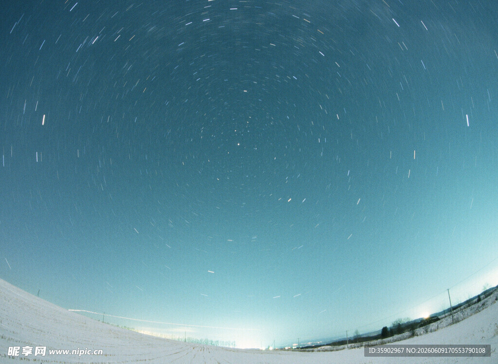 雪夜星空下的静谧大地
