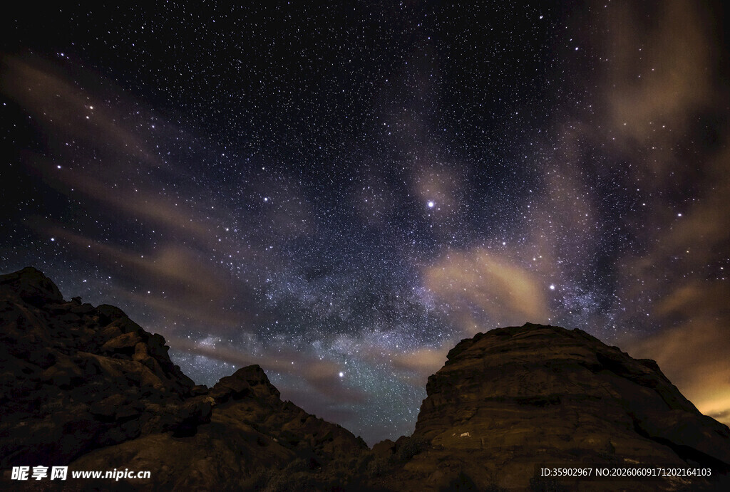 夜空下的山峦与璀璨星河