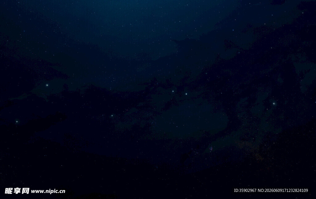 深邃夜空下的暗色调景象