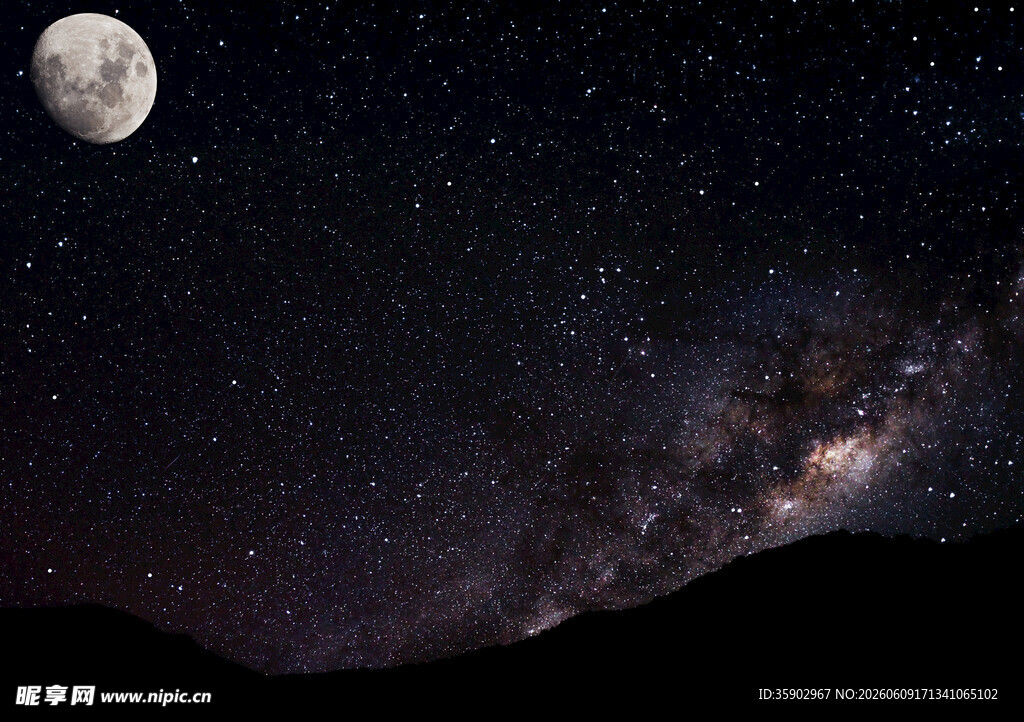 夜空下的明月与璀璨星河