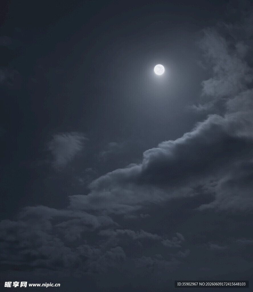 夜空明月伴云景