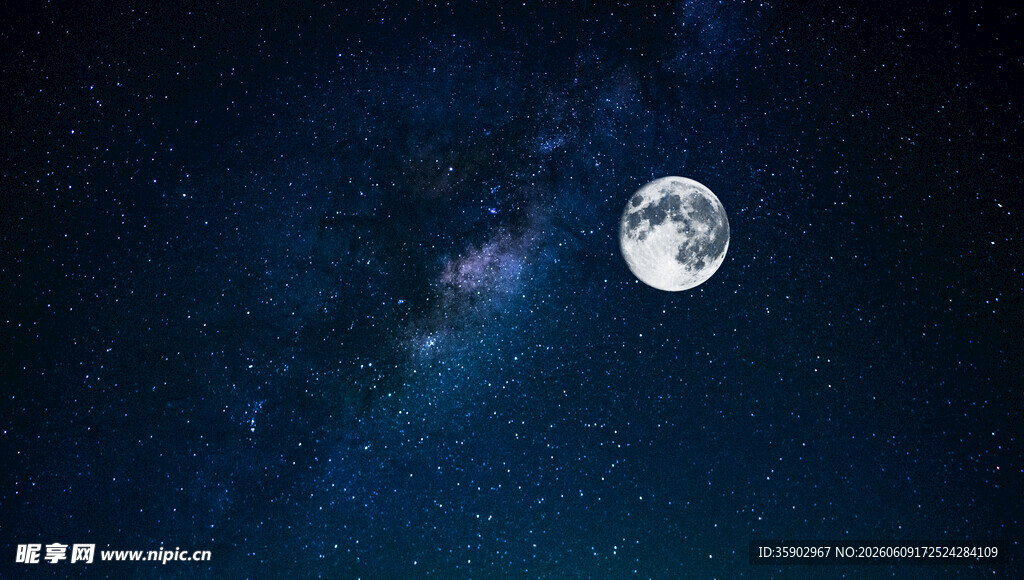 夜空中的明月与灿烂星河