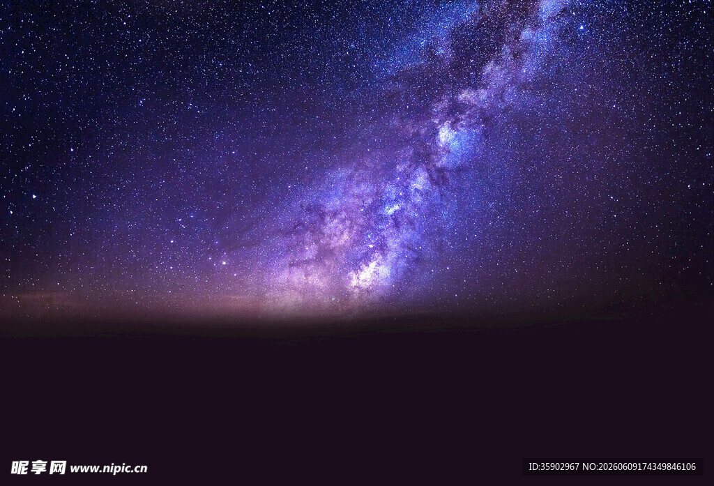 璀璨星河下的神秘夜空