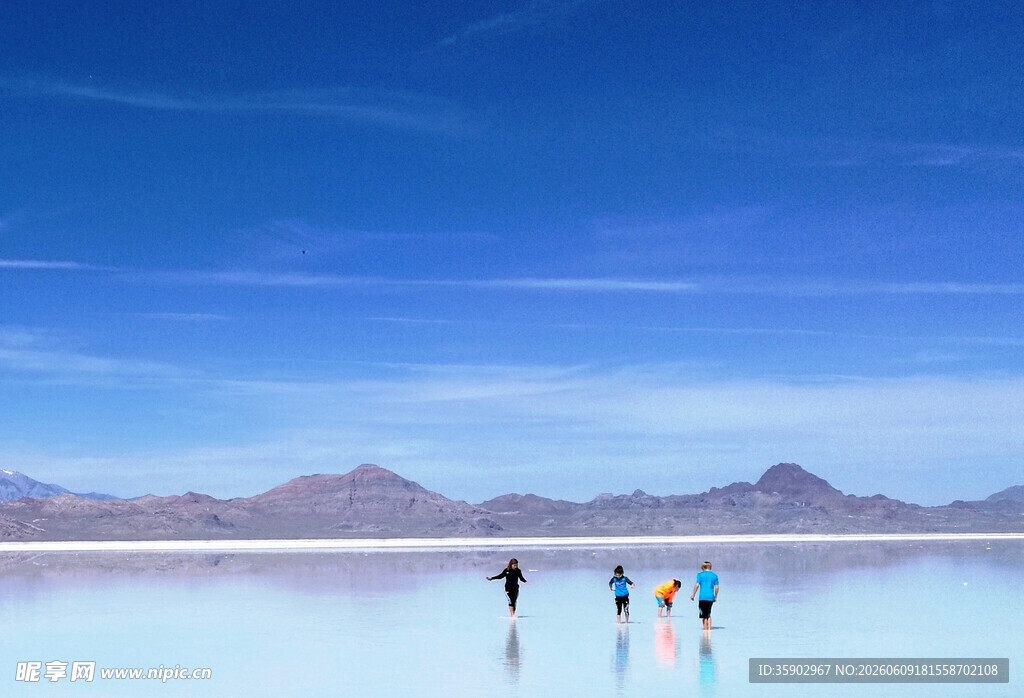 盐湖漫步的人群与壮丽风景