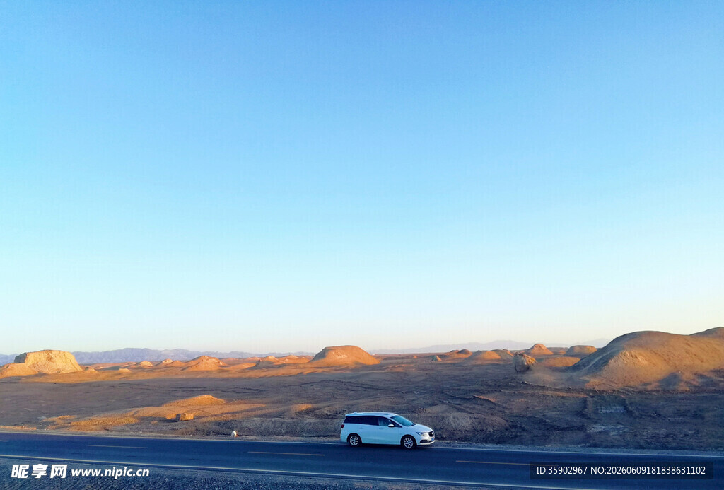 公路上行驶的孤独白色汽车