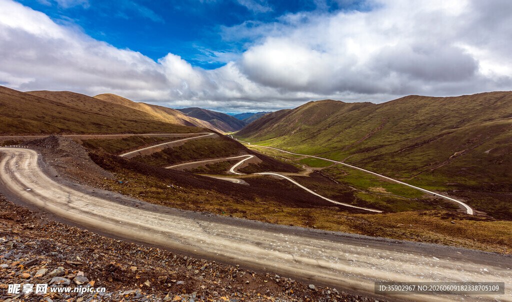 蜿蜒山间公路美景