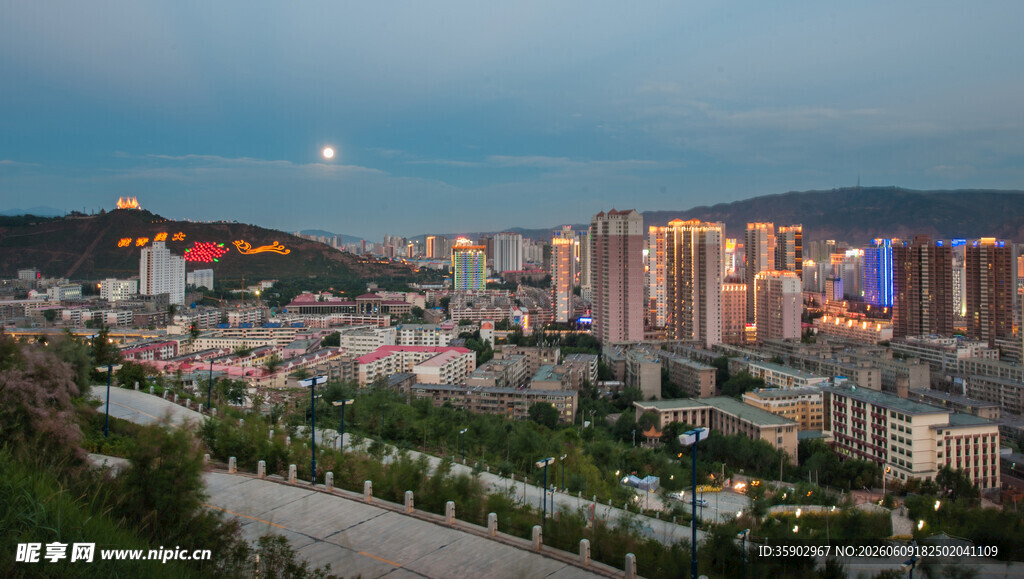 城市夜景俯瞰图