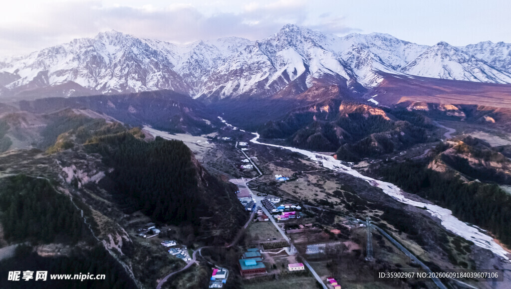 雪山下的多彩村落美景