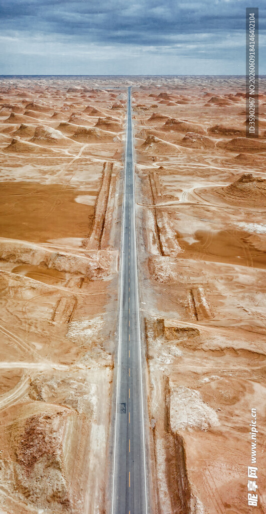荒漠中的笔直公路