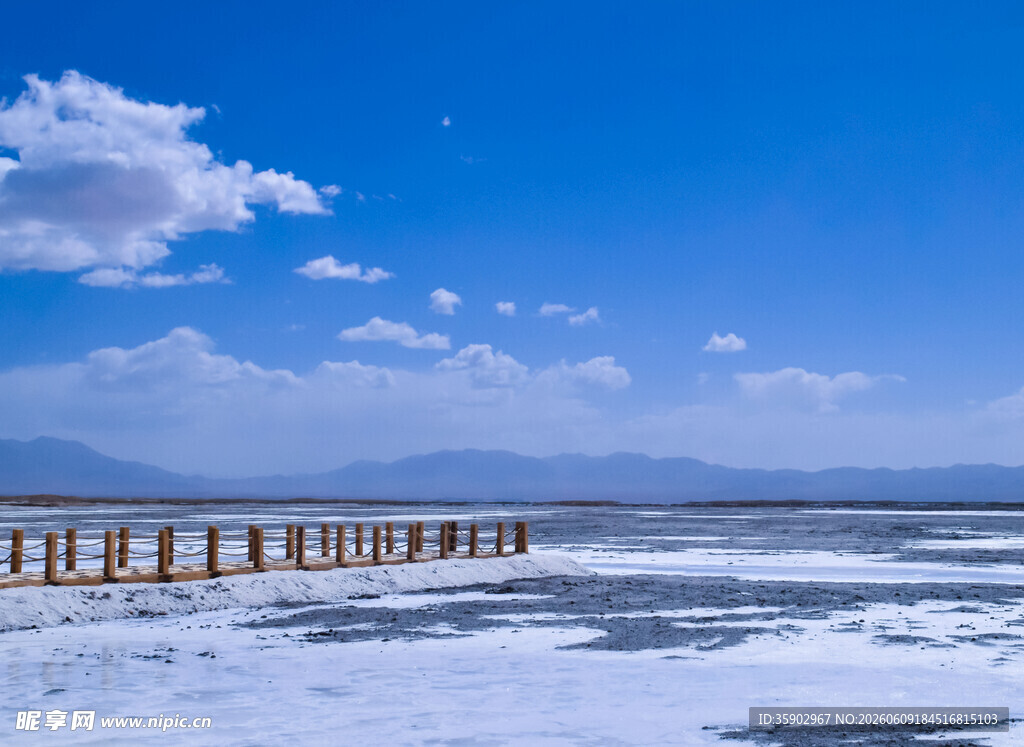 雪后湖畔木栈道美景