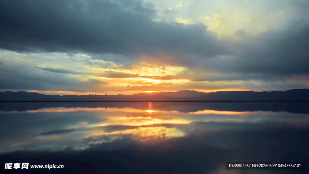 夕阳下平静湖面的美丽景象