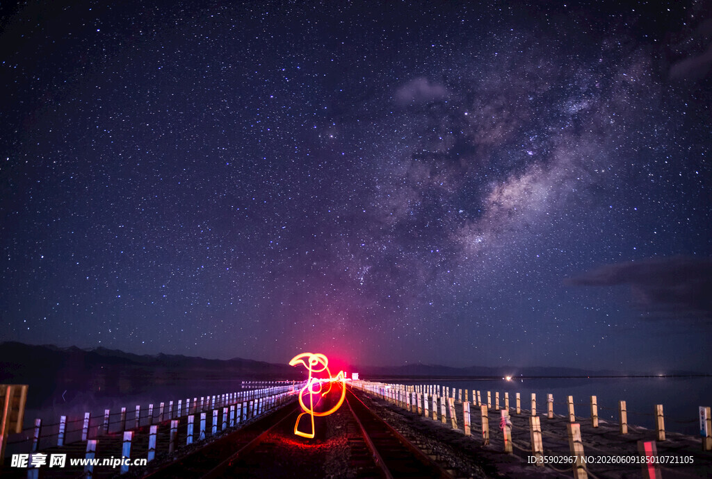 夜路骑行的璀璨星空景象