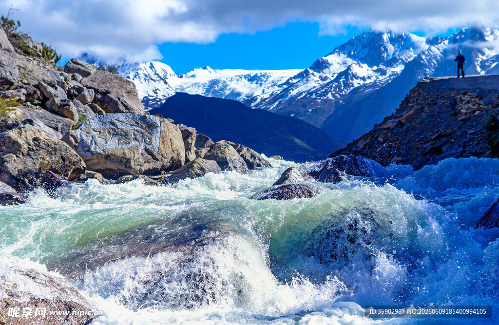 壮丽山间激流与巍峨雪山
