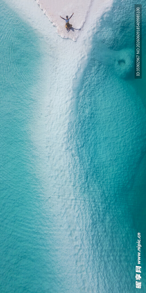 海上独行者碧波中的身影