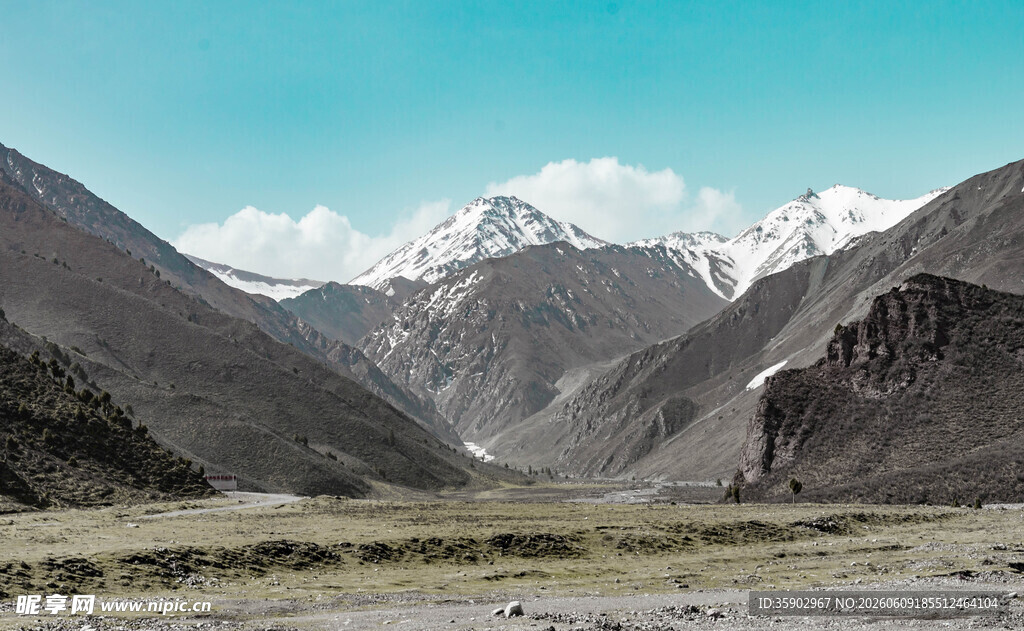 壮丽雪山山谷风景