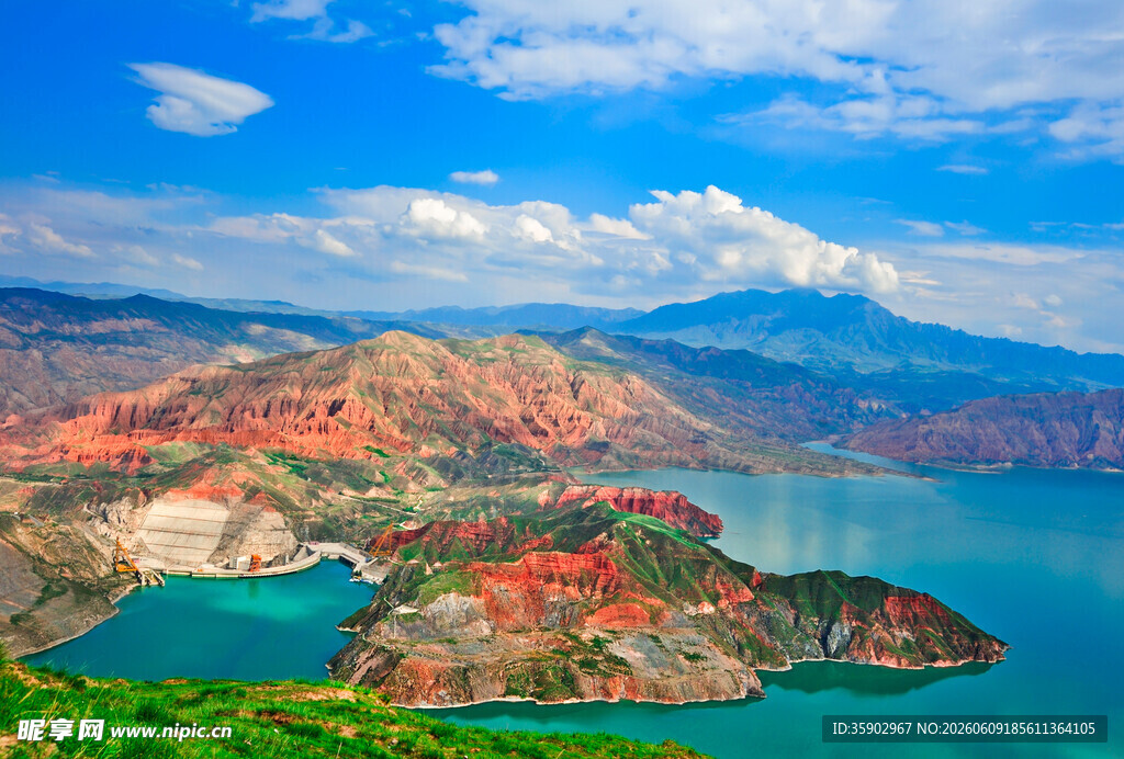 壮丽山水间的绝美湖景