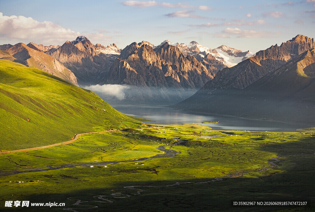 山间湖畔美景