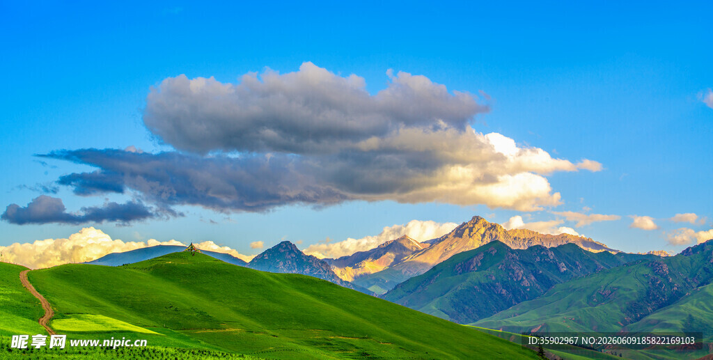 青山蓝天间的壮丽山景