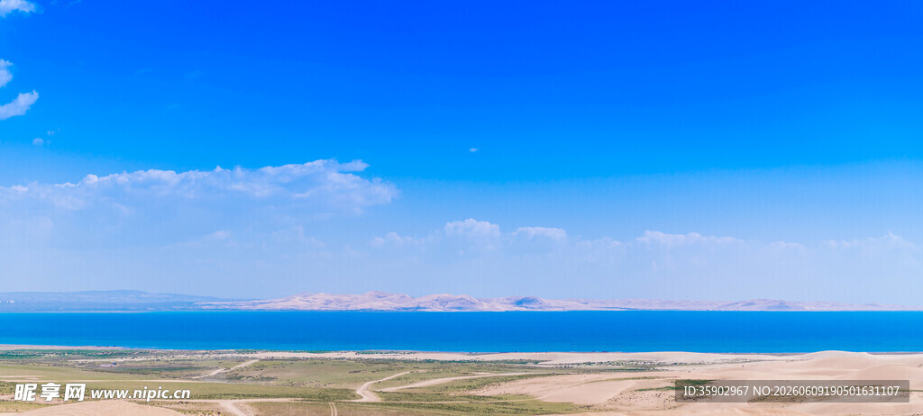 碧海蓝天的辽阔海滩美景