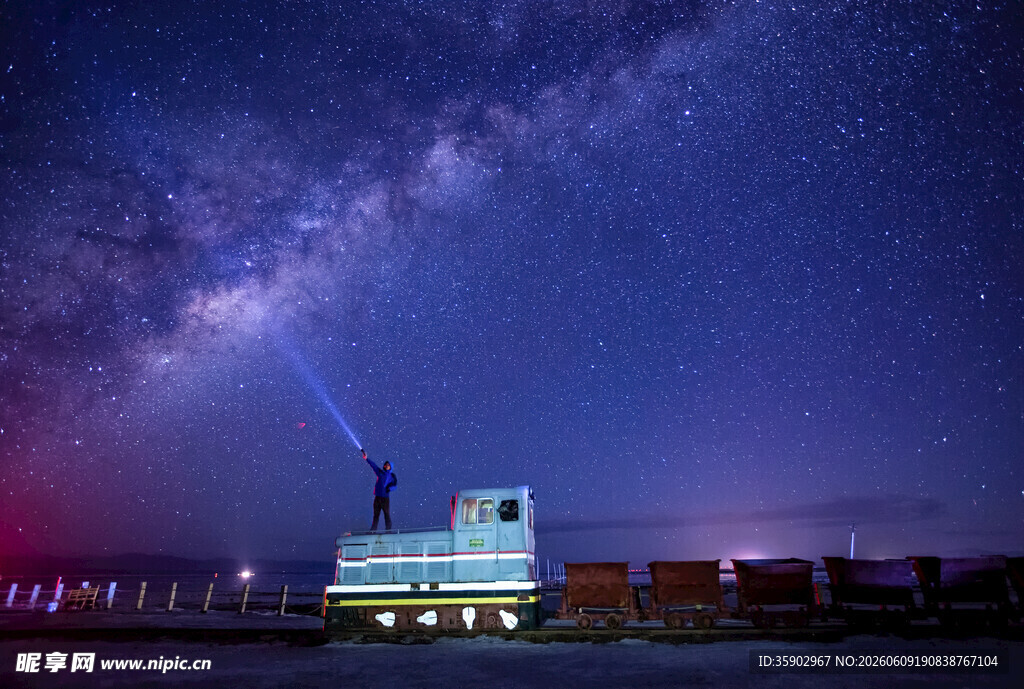 夜空下的璀璨建筑与星河
